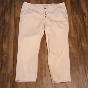 Maurices white capris.